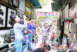 　　大芬村的墻壁油畫給很多游人留下深刻的印象。