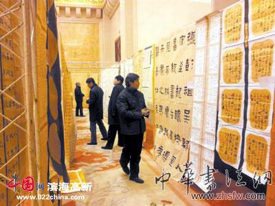 評委在為作品投票 