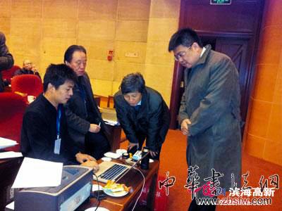 工作人員正在用電腦統(tǒng)計評審結(jié)果 