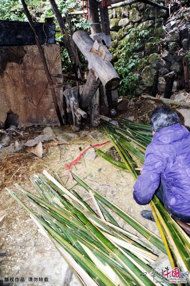 一名婦女在搗碎用于造紙的竹料，為舀紙做準(zhǔn)備。中國網(wǎng)圖片庫 饒國君/攝 