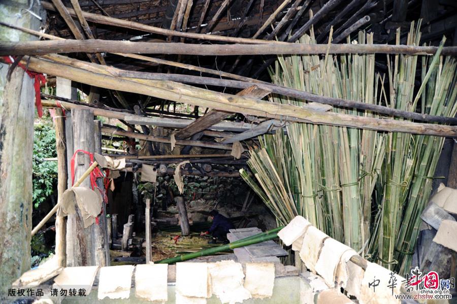 這是舀紙、晾曬房，手工作業(yè)古樸典雅。中國網(wǎng)圖片庫 饒國君/攝 