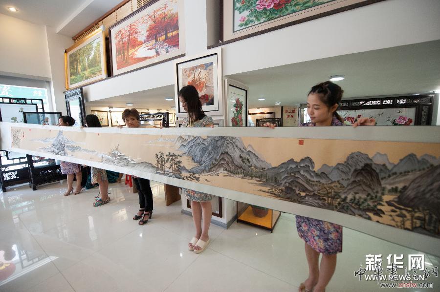 潮繡再現(xiàn)《富春山居圖》 圖 (文化)(1)潮繡再現(xiàn)《富春山居圖》