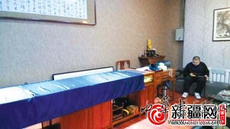 生意冷淡商戶用絨布蓋住了柜臺(tái) 