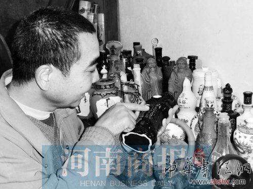 這些酒瓶，可都是老周的寶貝 河南商報記者 張郁/攝