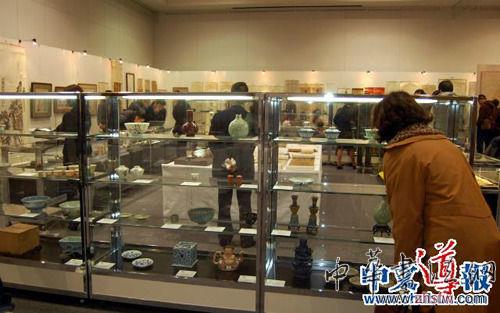 華人收藏熱推動中國藝術(shù)品拍賣熱，圖為拍賣會現(xiàn)場。