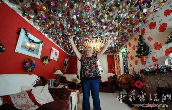 英老人新奇收藏近2千件圣誕飾品