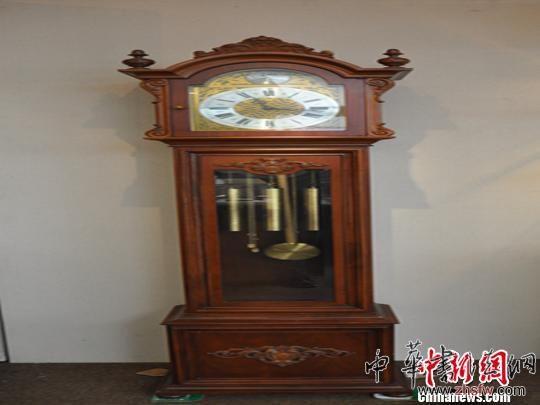 圖為展出的價值數(shù)百萬元“黃花梨竹節(jié)苞芽落地鐘”，選用德國肯寧家拋光鍍金，12顆紅寶石軸承高精度走時的九音管機(jī)芯。 孫雪興 攝