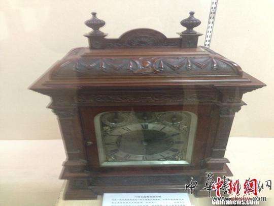 圖為展出的由英國制造的八鈴五盤簧木制座鐘。 孫雪興 攝