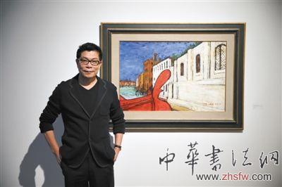 王中軍與他的作品《威尼斯古根海姆美術(shù)館》。 新京報(bào)記者 王遠(yuǎn)征 攝