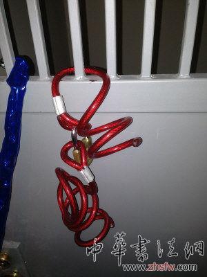 通往存放古董的地下室鐵門(mén)上的紅色鏈鎖被入室盜竊者剪斷。（美國(guó)《世界日?qǐng)?bào)》）