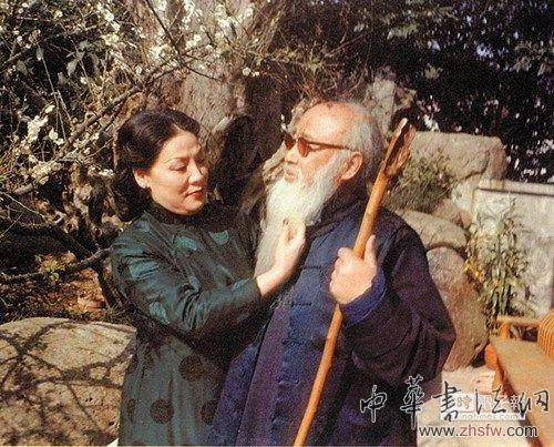 張大千硬闖見畢加索一起拍化妝照