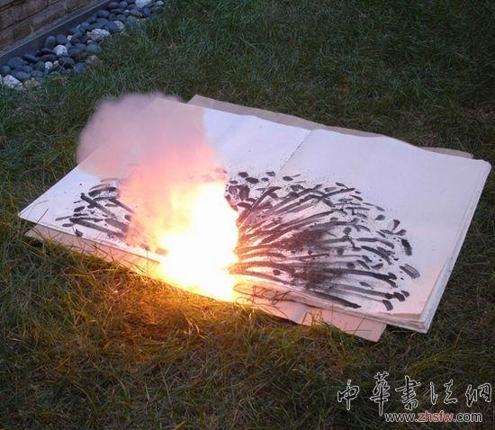 蔡國強作品《危險的書：自殺煙火》（2008）