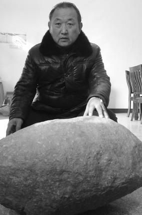 楊正玉向記者展示他收藏的“怪石