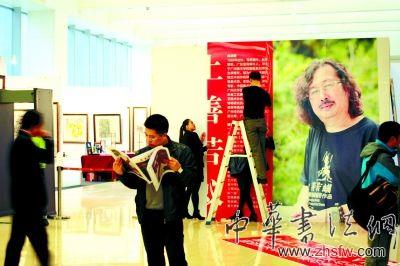 陳訓(xùn)勇展區(qū)在布展。