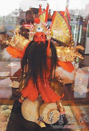 臺(tái)灣廚師用蝦蟹貝殼做人偶工藝品 圖自《聯(lián)合報(bào)》