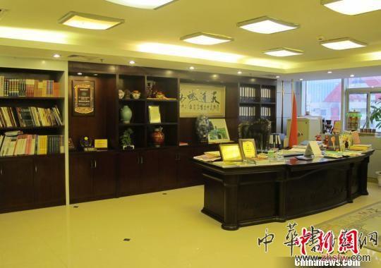 圖為豪華氣派的沈桂林辦公室?！「睹辣蟆z
