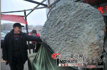 巨大的隕石吸引路過的市民上前觸摸。亞心網(wǎng)記者 張已 攝