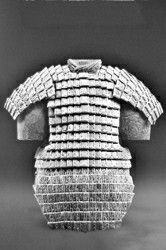 坑中出土并經(jīng)復(fù)原的一領(lǐng)石鎧甲。 （資料照片）