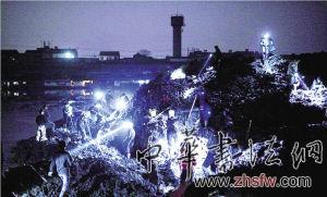 當(dāng)?shù)卮迕裉魺粢箲?zhàn)瘋狂挖寶。