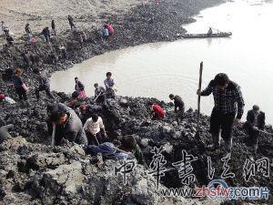 江堤被挖得到處都是溝壑。