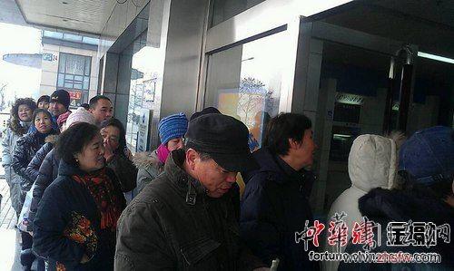 銀行門前一早排隊等待兌換馬年紀念幣的市民