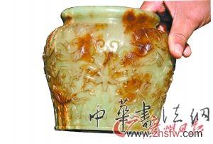 市民在辨別真假玉器