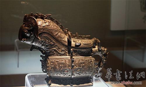 04寶雞青銅器博物館館藏折觥，和犧尊一樣，這也是一種集多種動(dòng)物特點(diǎn)于一身的“神獸”