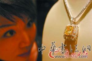 廣州市場的滿綠翡翠價(jià)格繼續(xù)上漲。記者王燕 攝