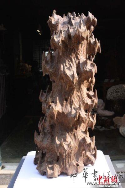 圖為高約50公分、重6.5公斤的沉香木擺件?！⊥跤烙洝z