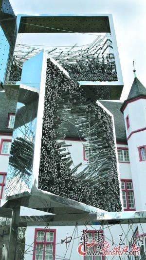 用不銹鋼板、不銹鋼管創(chuàng)作的裝置藝術(shù)。