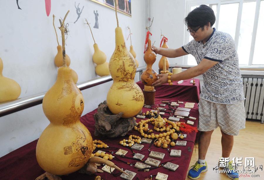 （晚報）（3）葫蘆上烙出美麗圖畫