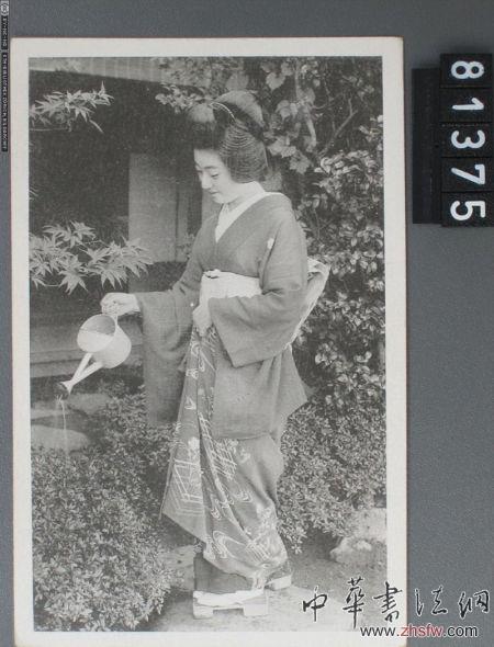 這幅有東方特色的明信片中，一名女子正在花園中給植物澆水。