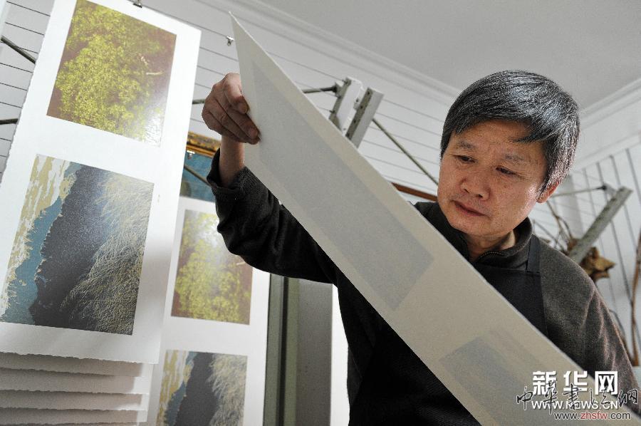 何立宏:讓木刻版畫走進(jìn)更多的普通市民家 圖 (圖片故事)(1)何立宏:讓木刻版畫走進(jìn)更多的普通市民家