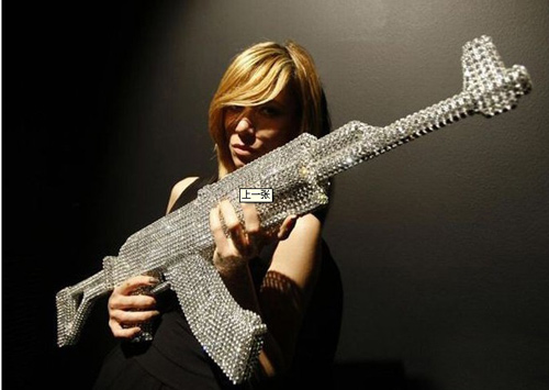 意大利雕塑家展示水晶版AK-47步槍