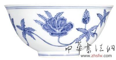 10月8日 明成化青花纏枝秋葵紋宮盌拍出1.41億港元。