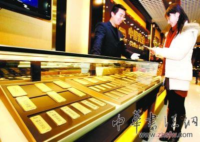 市民抄底10克、20克小規(guī)格金條。新華社發(fā)