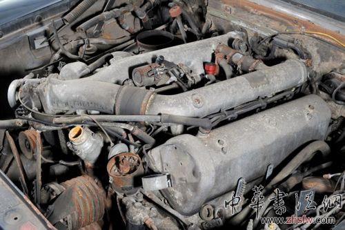 這輛車似乎飽受磨難，車身內(nèi)部已經(jīng)被嚴(yán)重的破壞，很多車身部件都被腐蝕。