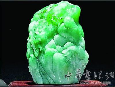 這是一件近代的翡翠靈芝雙松紋&ldquo;山子擺件&rdquo;。本案中涉及的翡翠擺件也屬于&ldquo;山子擺件&rdquo;。 （圖片來自網(wǎng)絡(luò)）