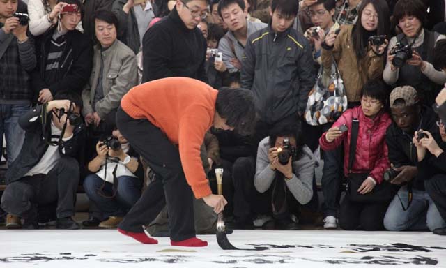 歷史性的時刻--王冬齡巨幅狂草《心經(jīng)》創(chuàng)作
