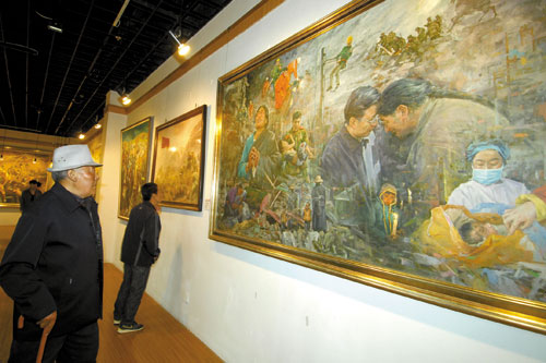 來自玉樹73歲的老人尕瑪被展覽深深吸引 海東 攝