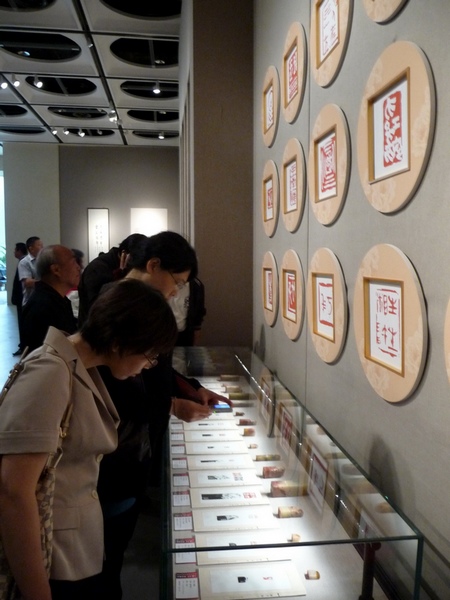 圖為觀眾在欣賞陳列印章原石作品 一超攝