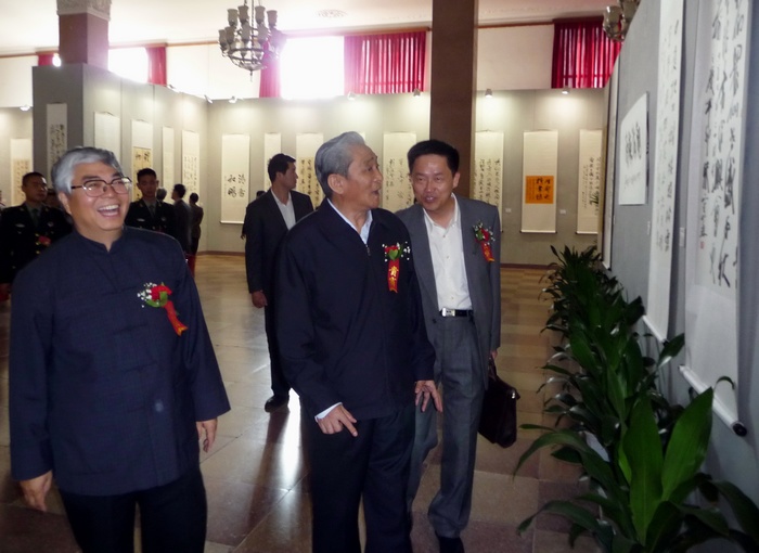 熱地（中）在張飆（左）朱守道（右）陪同下觀看展覽 一超攝