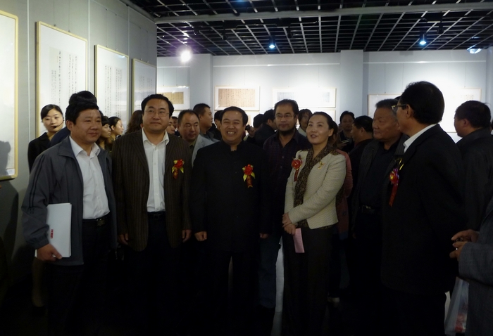 龍開勝（左三）張志慶（左二）等作者向滕州市領(lǐng)導(dǎo)和觀眾介紹創(chuàng)作心得 一超攝