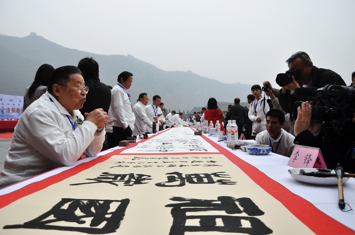 著名書法家李鐸(左)開筆后接受央視采訪 一超攝