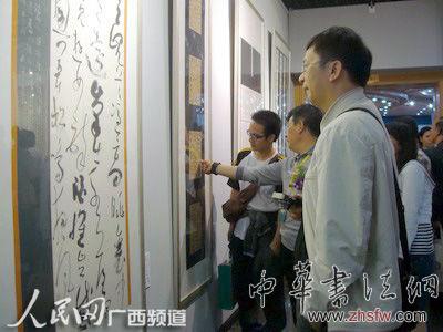 現(xiàn)場觀眾饒有興趣地欣賞展出作品