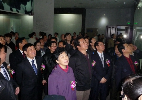 2011年11月29日領(lǐng)導(dǎo)和觀眾在齊白石紀(jì)念館觀看展覽 一超攝