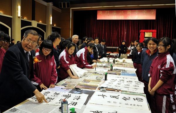 連家生（左）現(xiàn)場為澳門濠江中學(xué)學(xué)生點評作品 一超攝