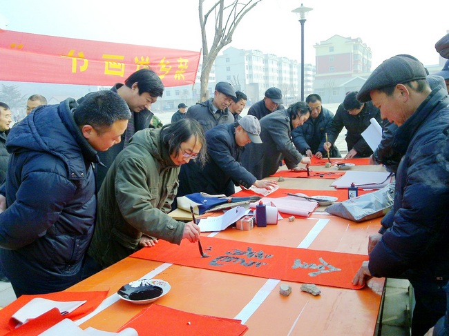 山東棗莊書畫家向村民現(xiàn)場(chǎng)贈(zèng)送新春聯(lián)