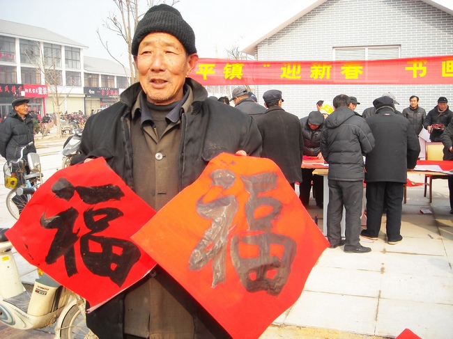 山東棗莊書畫家向村民現(xiàn)場(chǎng)贈(zèng)送新春聯(lián)