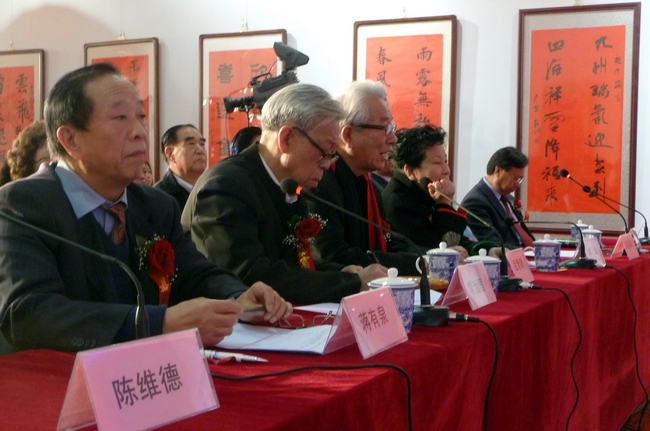 孟繁錦（左三）在點評獲獎春聯(lián) 一超攝